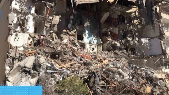 Elazığ'da ağır hasarlı binaların yıkımları sürüyor