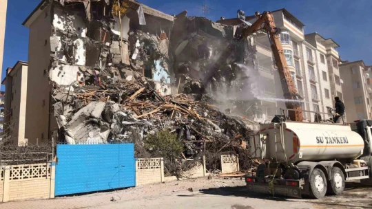 Elazığ'da ağır hasarlı binaların yıkımları sürüyor
