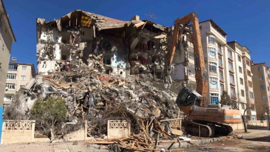 Elazığ'da ağır hasarlı binaların yıkımları sürüyor