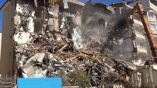 Elazığ'da ağır hasarlı binaların yıkımları sürüyor