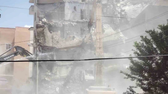 Elazığ'da ağır hasarlı binaların yıkımı sürüyor
