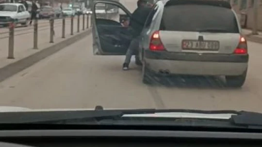 Elazığ'da akıl almaz olay: Seyir halindeki aracın sürücüsünü darp etti