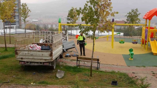 Elazığ'da akıllara durgunluk veren kaza: Kupası açılan kamyonet çocuk parkına daldı