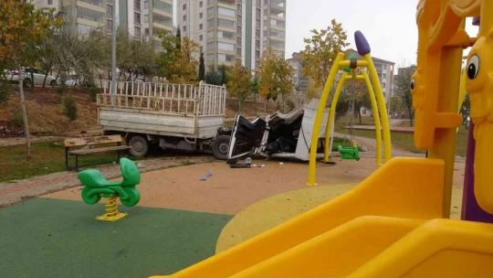 Elazığ'da akıllara durgunluk veren kaza: Kupası açılan kamyonet çocuk parkına daldı