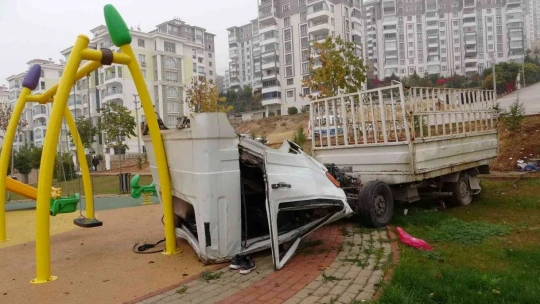 Elazığ'da akıllara durgunluk veren kaza: Kupası açılan kamyonet çocuk parkına daldı