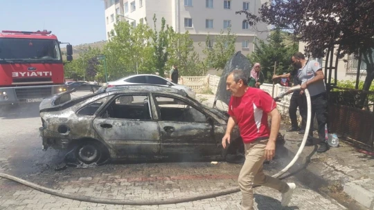 Elazığ'da alevlere teslim olan otomobil küle döndü