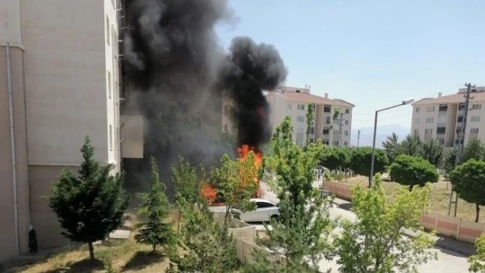 Elazığ'da alevlere teslim olan otomobil küle döndü