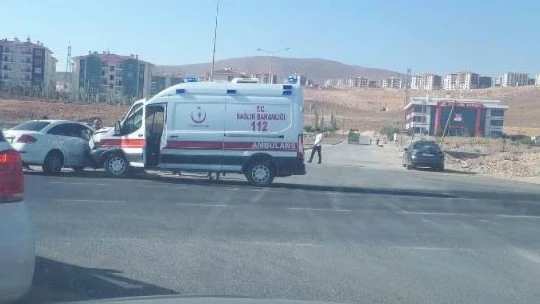 Elazığ'da ambulans ile otomobil çarpıştı: 1 yaralı