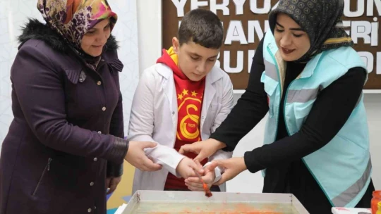 Elazığ'da anne ve çocuklarına ebru etkinliği