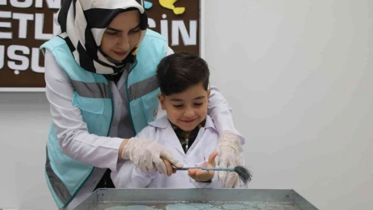 Elazığ'da anne ve çocuklarına ebru etkinliği