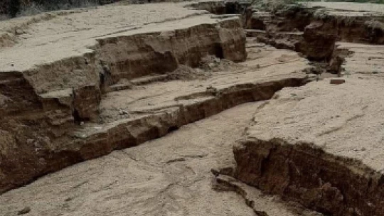 Elazığ'da aşırı yağışlar sonrası köy yolu yarıldı