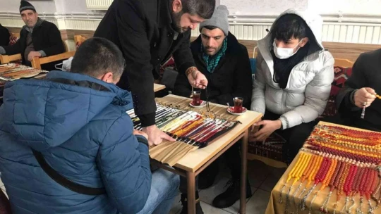 Elazığ'da asırlık tespihler çay ocağında sergileniyor: Fiyatı 10 bin dolara kadar çıkıyor