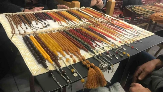 Elazığ'da asırlık tespihler çay ocağında sergileniyor: Fiyatı 10 bin dolara kadar çıkıyor