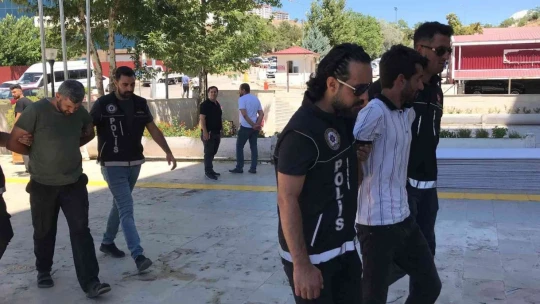 Elazığ'da ayakkabı içerisine zulalanmış uyuşturucu ele geçirildi: 2 gözaltı