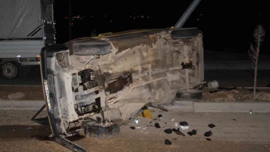Elazığ'da aydınlatma direğine çarpan otomobil yan yattı: 3 yaralı