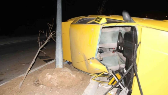 Elazığ'da aydınlatma direğine çarpan otomobil yan yattı: 3 yaralı