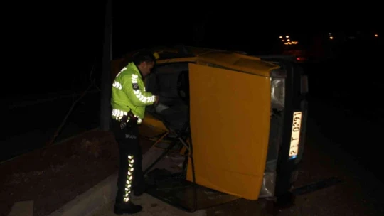 Elazığ'da aydınlatma direğine çarpan otomobil yan yattı: 3 yaralı