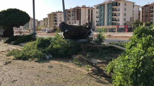 Elazığ'da aydınlatma direğine çarpan otomobil takla attı: 4 yaralı