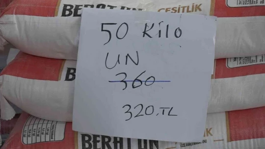 Elazığ'da bakkal sahibi indirim yaptı, astığı yazılarla da dikkat çekti