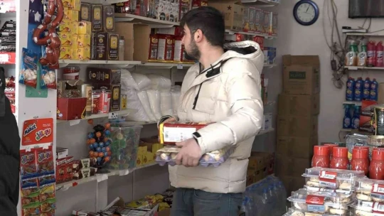 Elazığ'da bakkal sahibi indirim yaptı, astığı yazılarla da dikkat çekti