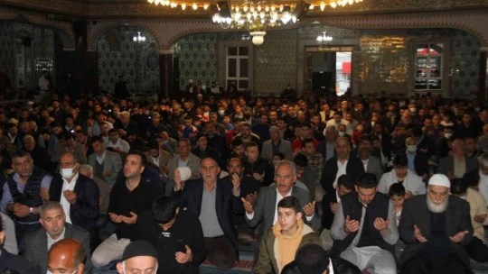 Elazığ'da bayram namazında camiler doldu