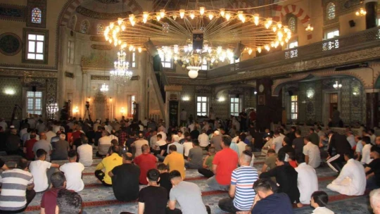 Vatandaşlar Bayram namazı için camilere Akın etti