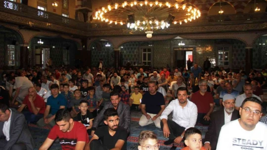 Vatandaşlar Bayram namazı için camilere Akın etti