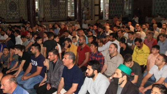 Vatandaşlar Bayram namazı için camilere Akın etti