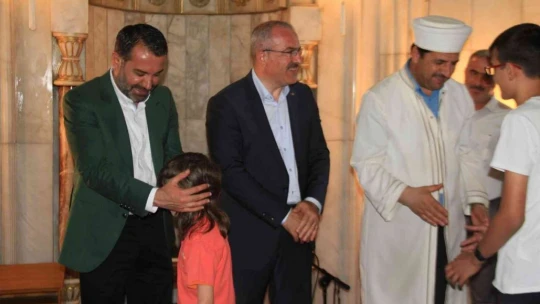 Vatandaşlar Bayram namazı için camilere Akın etti