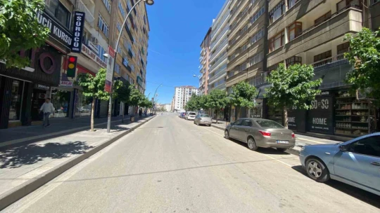 Elazığ'da bayram nedeniyle yollar boş kaldı