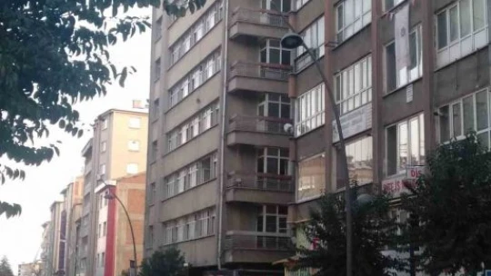 Elazığ'da beşik gibi sallanan bina paniğe neden oldu