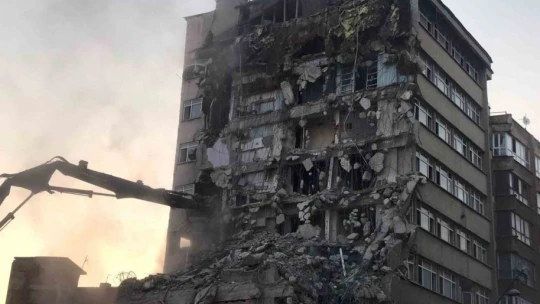 Elazığ'da beşik gibi sallanan binanın yıkımına başlandı