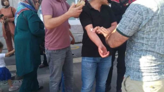 Gazi caddesinde bıçaklı kavga: 3 yaralı