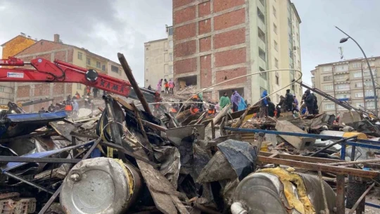 Elazığ'da bina böyle çöktü