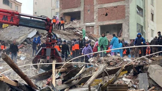 Elazığ'da bina böyle çöktü