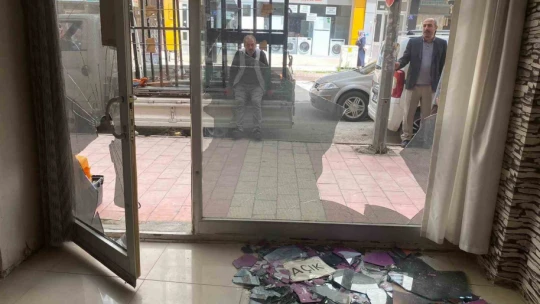 Elazığ'da bir garip olay: Biri kırdı, diğeri kaydetti