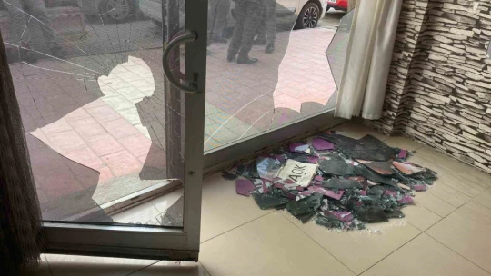 Elazığ'da bir garip olay: Biri kırdı, diğeri kaydetti