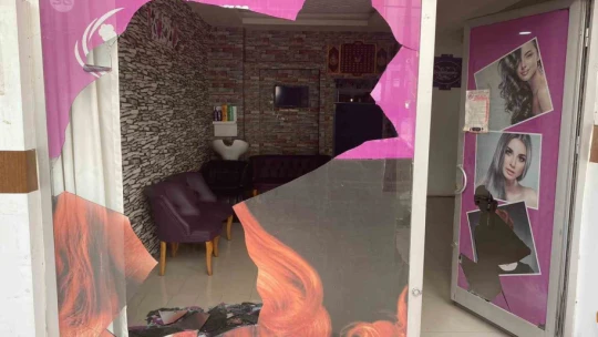 Elazığ'da bir garip olay: Biri kırdı, diğeri kaydetti