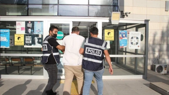 Elazığ'da bir kuyumcuda silahlı soygun girişiminde bulunan şahıs adliye sevk edildi