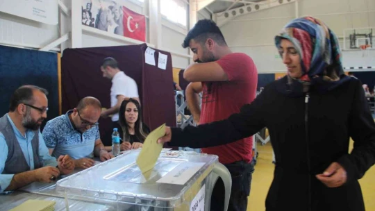 Elazığ'da bir mahalle sandık başında gitti