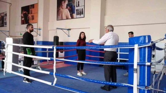 Elazığ'da boks aday hakemlik kursu devam ediyor