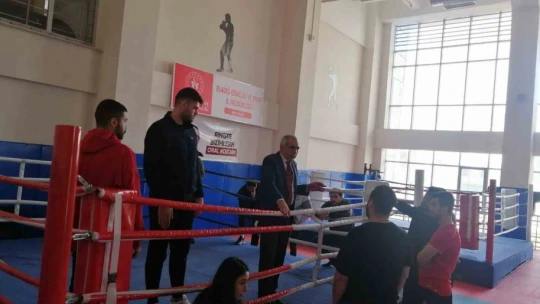Elazığ'da boks aday hakemlik kursu devam ediyor