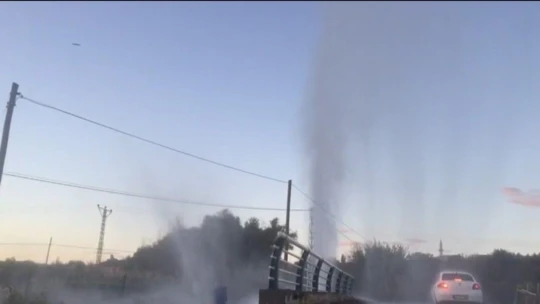 Elazığ'da boru patladı, su metrelerce yükseldi
