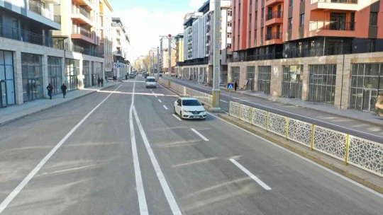 Elazığ'da bulvarlar yenilenerek depremin izleri siliniyor