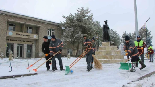 Elazığ'da cadde ve kaldırımlar kardan temizleniyor