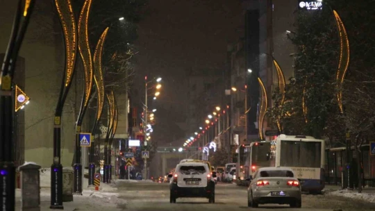 Elazığ'da cadde ve kaldırımlar kardan temizleniyor