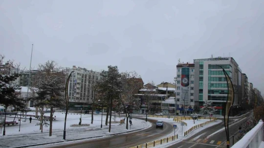 Elazığ'da cadde ve kaldırımlar kardan temizleniyor