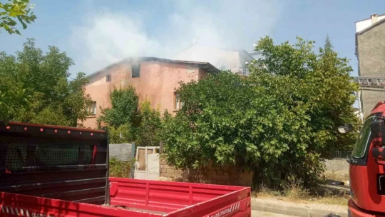 Elazığ'da çatı katı yangını korkuttu