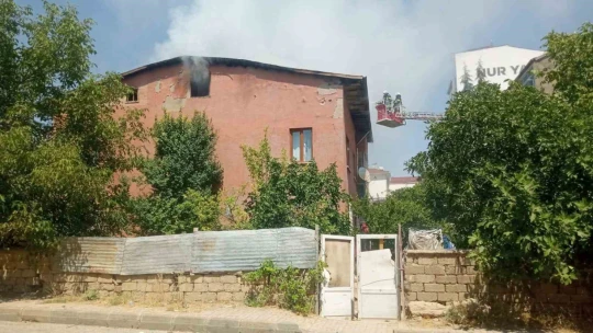 Elazığ'da çatı katı yangını korkuttu