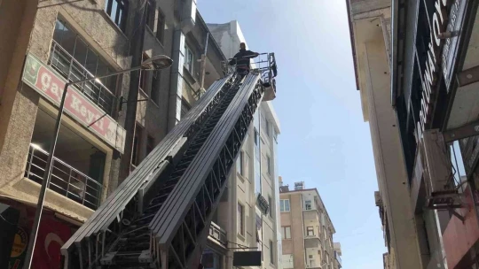 Elazığ'da çatı yangını, büyümeden söndürüldü